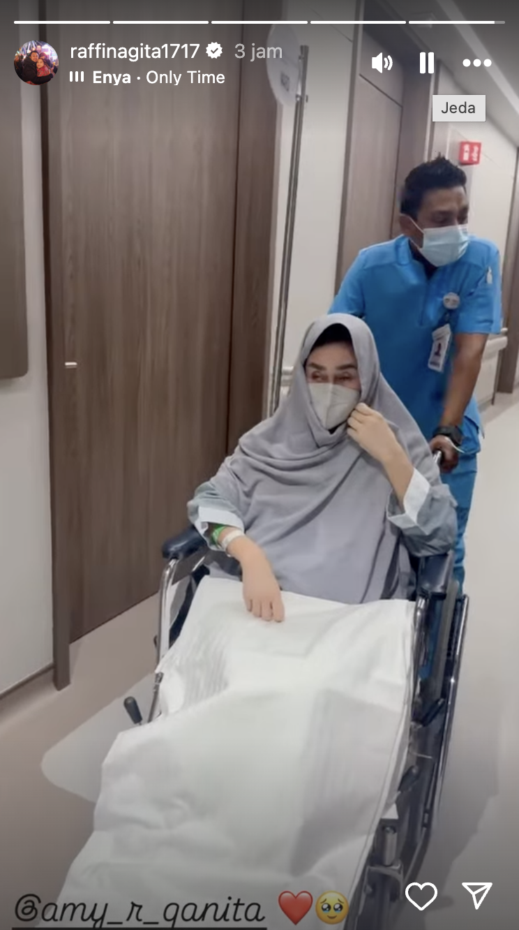 Amy Qanita di rumah sakit